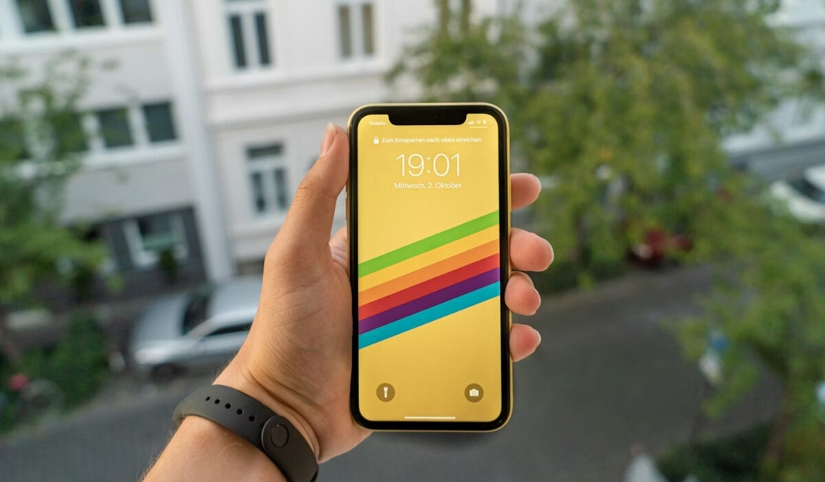 Learn how to get a free iPhone 11 through government programs in 2026