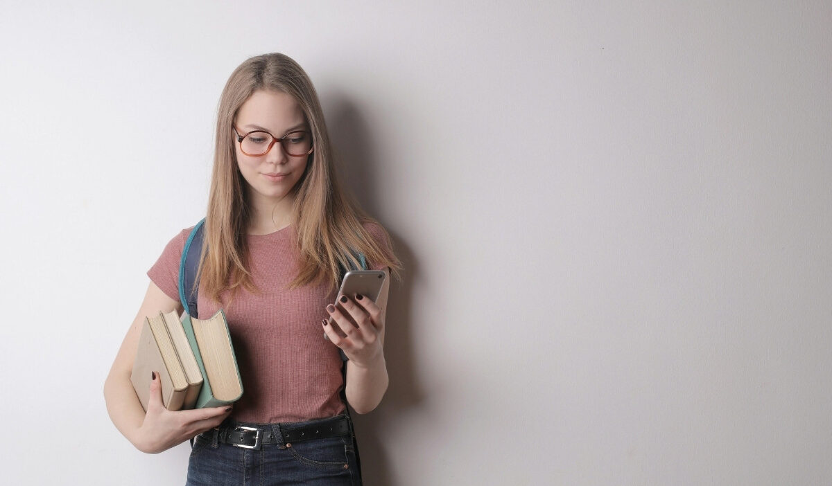 Learn how you can get a free iPhone 7 through government assistance programs in 2026.