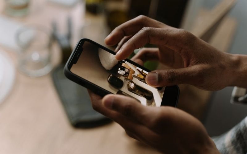How to add sticker to photo iPhone by pressing and holding a photo subject to create a custom sticker