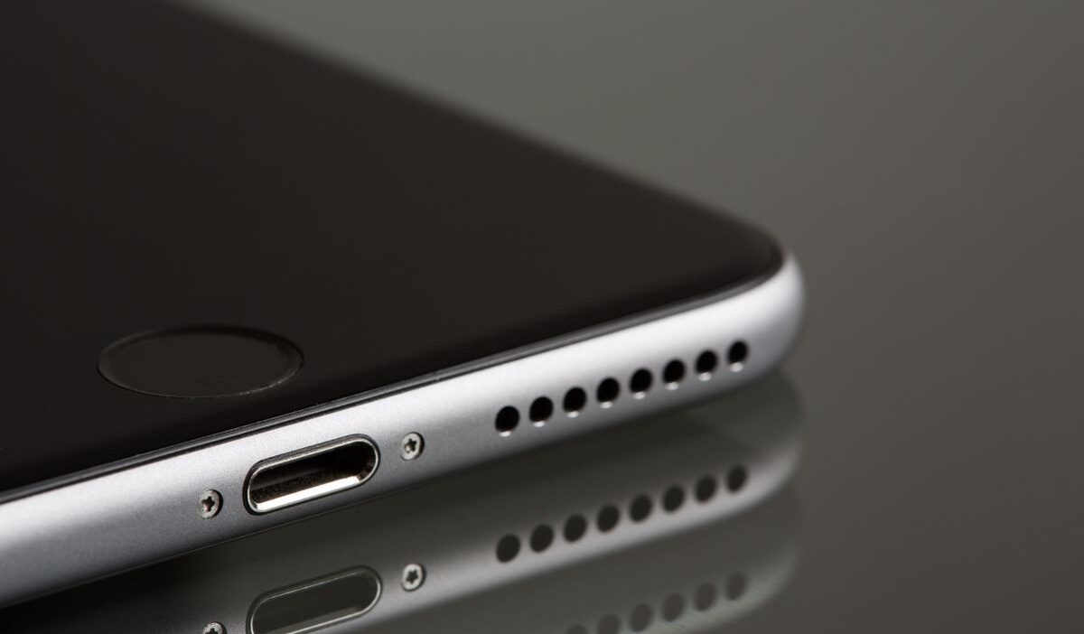 how-to-clean-iphone-speaker