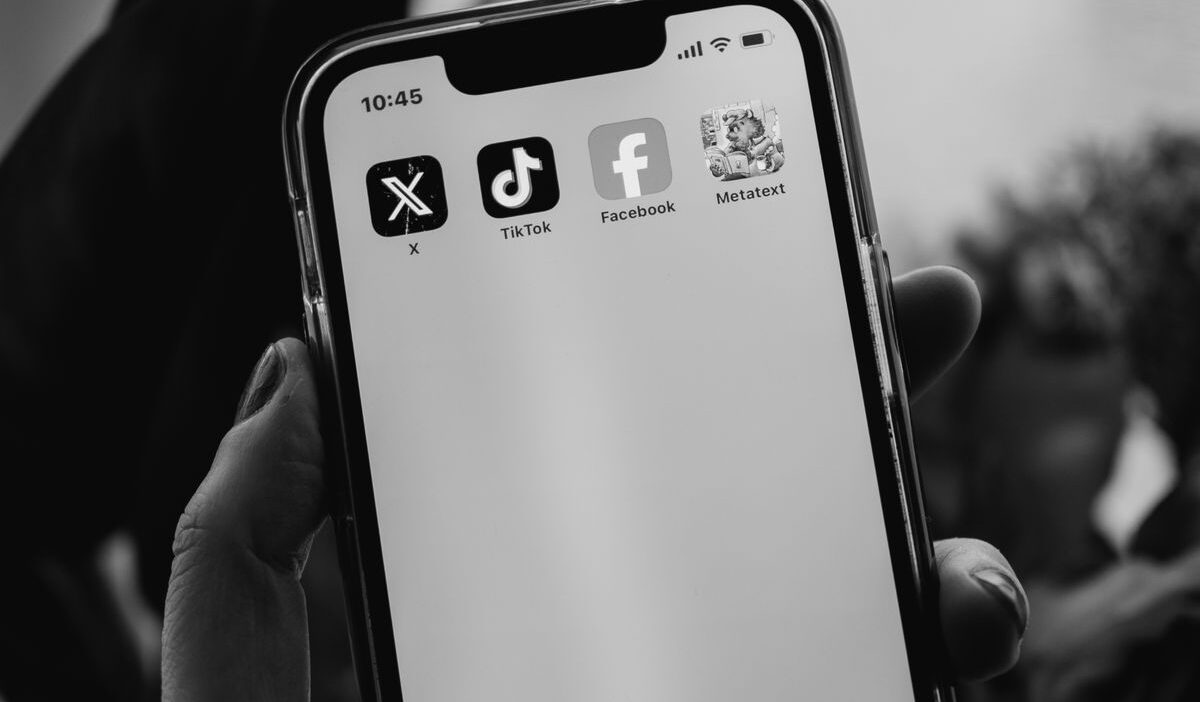 how-to-make-iphone-black-and-white
