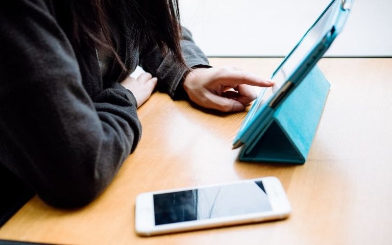How to sync iPhone and iPad by using the same Apple Account to connect iCloud data across devices.