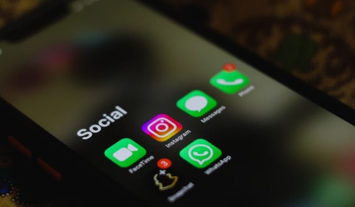 how to turn off liquid glass on iphone and adjust transparency effects on the display