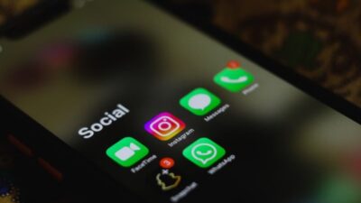 how to turn off liquid glass on iphone and adjust transparency effects on the display