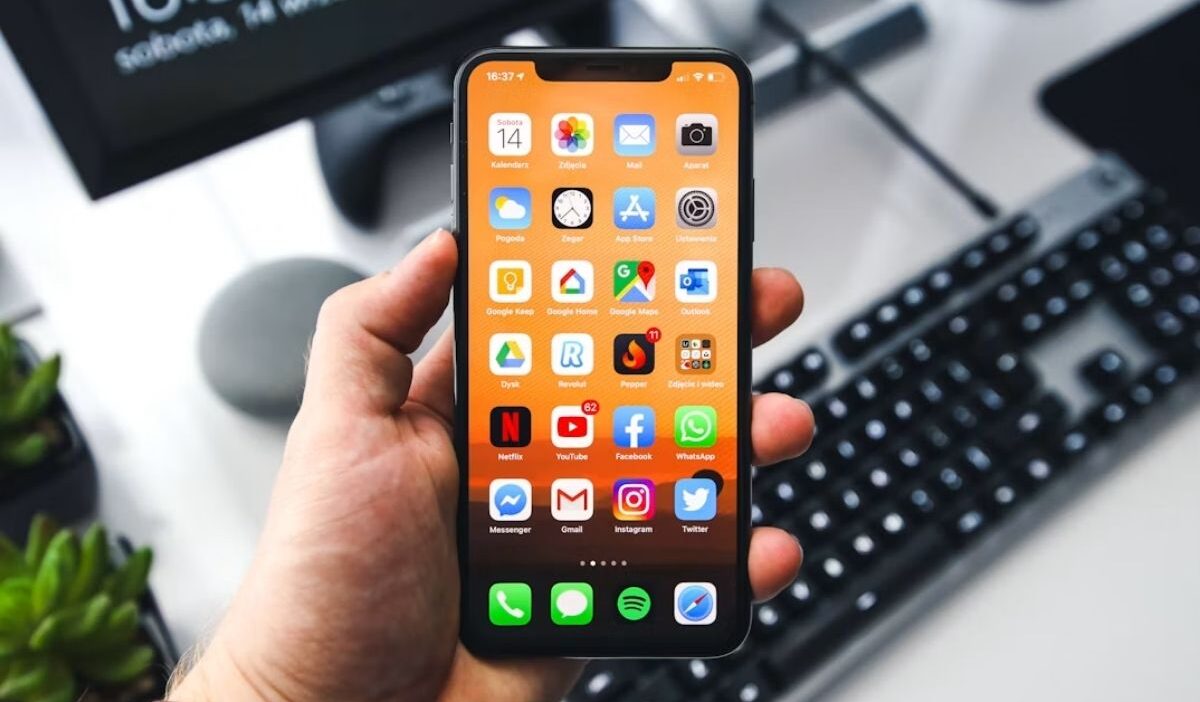 How to keep my phone screen on iPhone