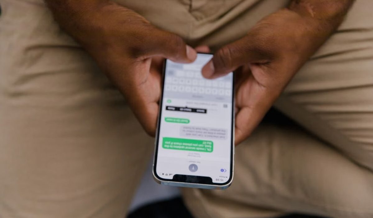 How to leave a group chat on an iPhone through Messages