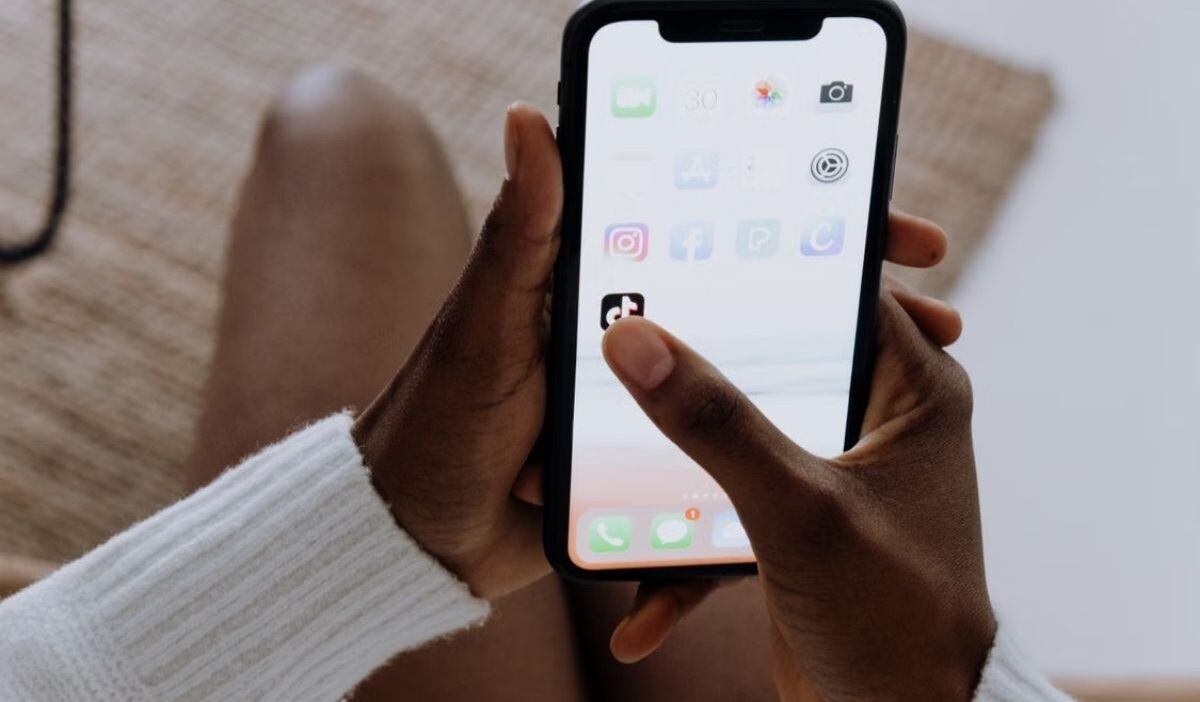 How to change app icons on iPhone with custom photos.