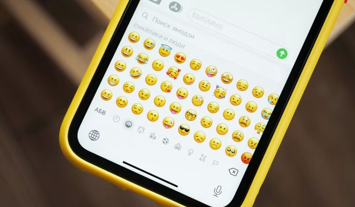 How to make a sticker on iPhone from a photo and customize it with built-in effects.