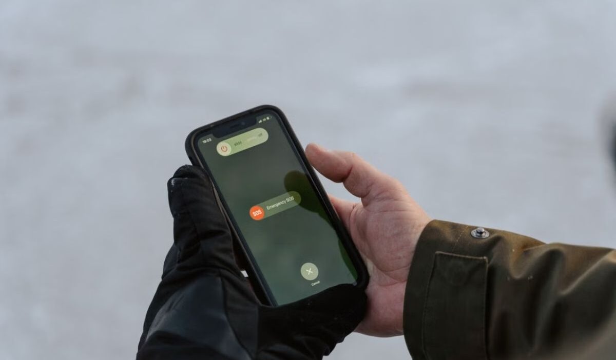 How to turn sos off on iPhone by adjusting Emergency SOS settings and status bar
